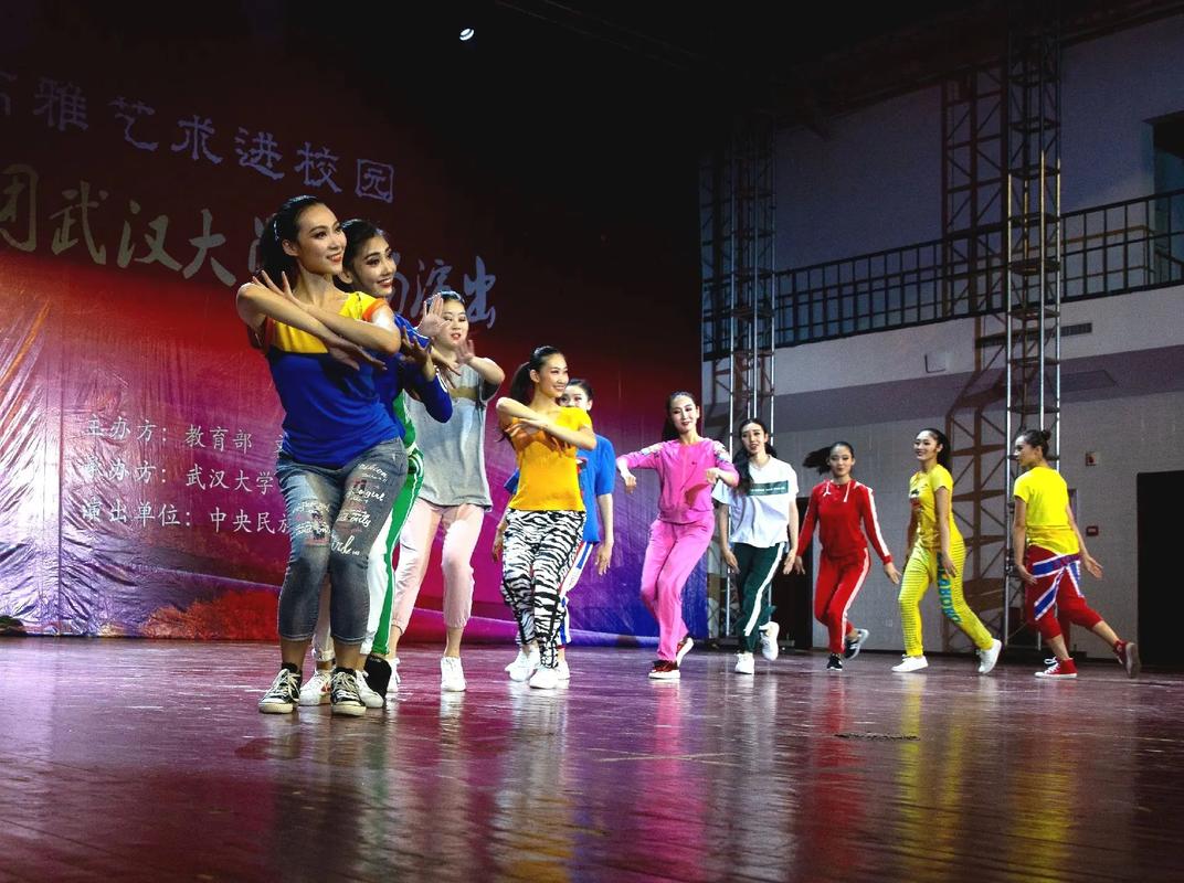 舞動青春，傳承文化——中央民族歌舞團《青春萬歲》走進校園